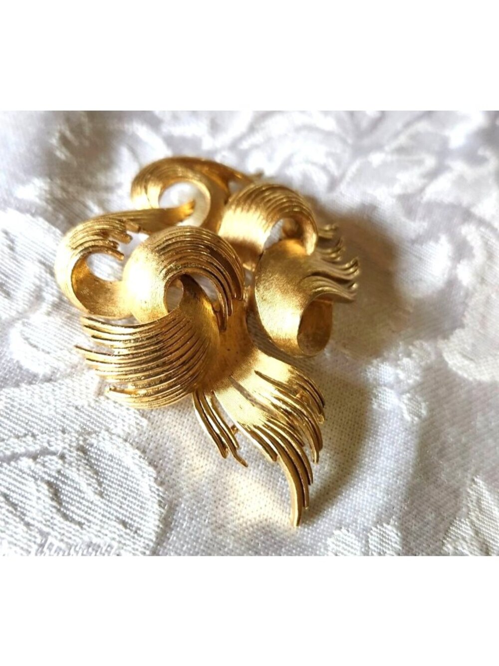 Crown Trifari Vintage 1960 Gold-Tone Abstract Ribbon Brooch Signed 2.5" Elegant - Picture 2 of 6